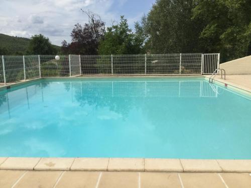 une piscine bleue entourée d'une clôture dans l'établissement Mazet Tournesol aux portes du Verdon, à Saint-Martin-de-Brômes