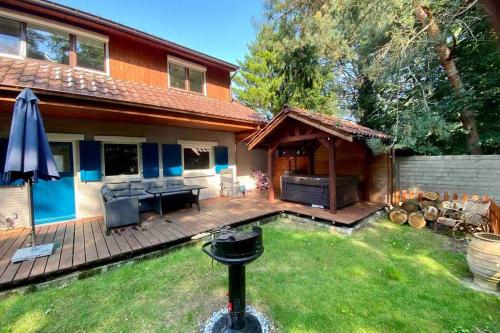 Foto Charming house in the woods with private wellness 1
