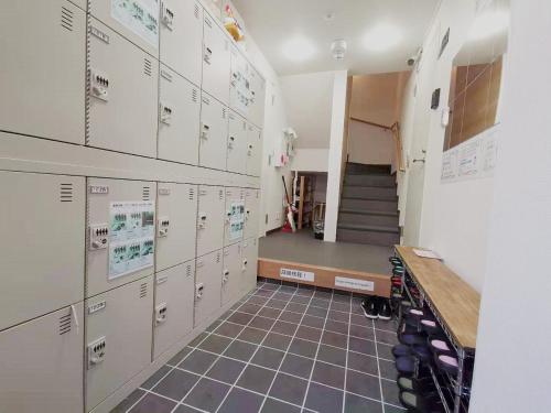 a room with lockers and a room with a bed at YUYU-Wa-3 --Self Check-in -- Room Number & Password is in the following email in Tokyo