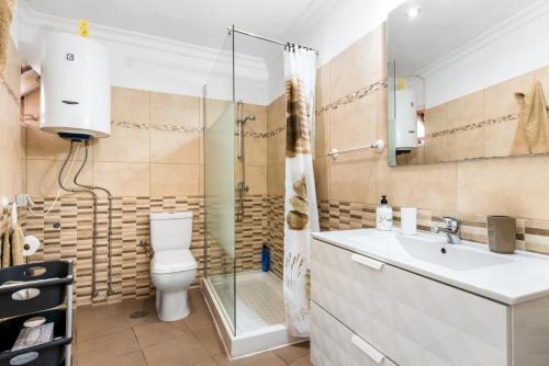 uma casa de banho com um WC, um chuveiro e um lavatório. em Luxury Apartaments in Costa Adeje, Los Geranois em Adeje