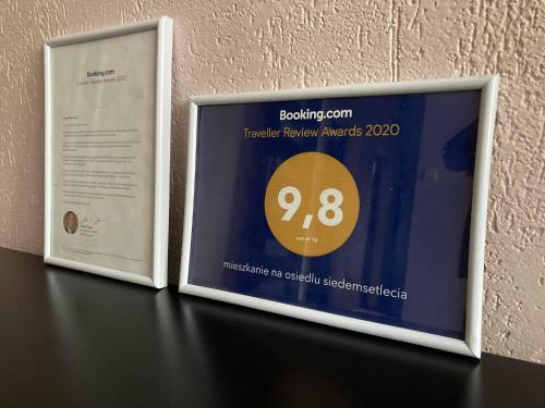 Certificato, attestato, insegna o altro documento esposto da mieszkanie na osiedlu siedemsetlecia