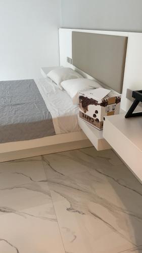 クロトーネにあるB & B La casa di Bianca Luxuryのベッドルーム1室(ベッド1台、デスク、テーブル付)