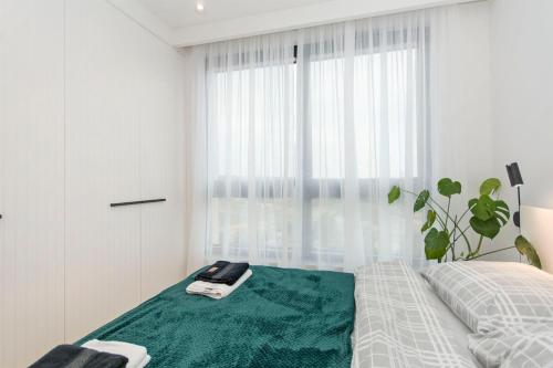 ein Schlafzimmer mit einem Bett mit einer Waage darauf in der Unterkunft Apartament Rodzinny Portova in Gdynia