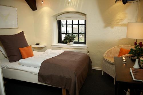 Tempat tidur dalam kamar di Benniksgaard Hotel