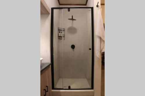 W łazience znajduje się prysznic ze szklanymi drzwiami. w obiekcie du Repos (Lovely & Relaxing 2-Bedroom Unit with Patio) w mieście Springbok