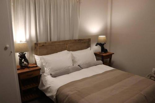 A bed or beds in a room at du Repos (Lovely & Relaxing 2-Bedroom Unit with Patio)