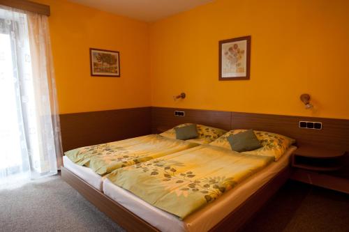 En eller flere senge i et værelse på Hotel U Jiřího