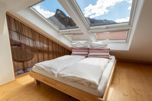 מיטה או מיטות בחדר ב-Ammergau Lodge