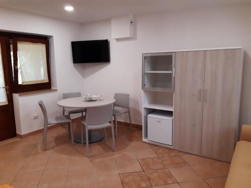 eine Küche und ein Esszimmer mit einem Tisch und einem Schrank in der Unterkunft Villa Lucilla in Altavilla Silentina