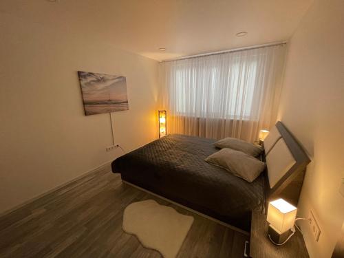 - une petite chambre avec un lit et une fenêtre dans l'établissement Ateities 3044 Self CHECK In, à Panevėžys