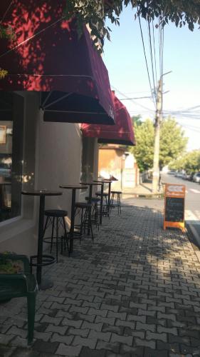 een rij tafels en stoelen buiten een restaurant bij Radi Inn in Svilengrad