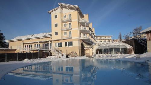 Bazén v ubytování Hotel Almesberger nebo v jeho okolí