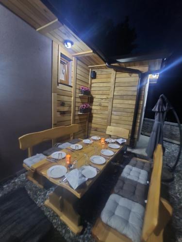 Гостиная зона в 1060 Meet Eat Hike & Tour