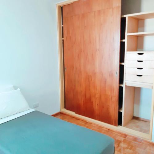 Ένα ή περισσότερα κρεβάτια σε δωμάτιο στο eSuites San Nicolás de Bari 218