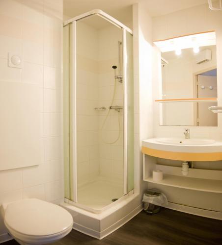 une salle de bain avec une douche, des toilettes et un lavabo dans l'établissement VVF Pays Basque Sare La Rhune, à Sare