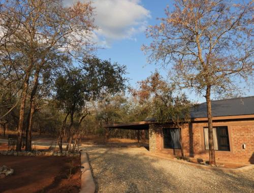 Gallery image of Locust Retreat Immaculate 2bedroom cottage in Marloth Park