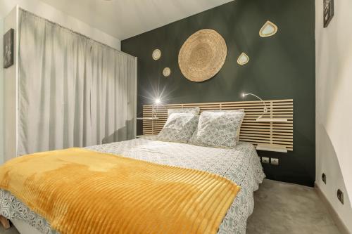 1 dormitorio con 1 cama grande con manta amarilla en Bourg Saint Maurice Centre 45m2 prox Gare SNCF et Funiculaire, en Bourg-Saint-Maurice