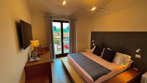 a bedroom with a large bed and a window at Charming Bellagio Boutique Hotel in Bellagio