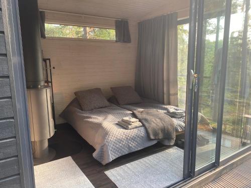 um quarto com uma cama e uma porta de vidro deslizante em Villa Falco em Espoo