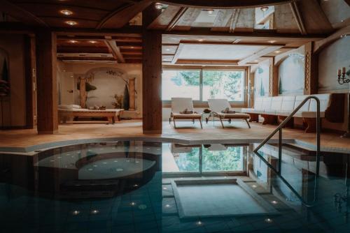 una casa con piscina en medio de una habitación en Das Verwall - finest serviced apartments, en Lech am Arlberg