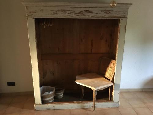 a chair sitting inside of a room with a wall at Bois & Repos in Malmedy