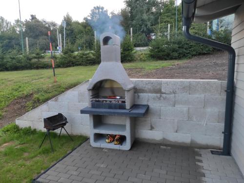 einem Pizzaofen im Freien auf einer Ziegelwand in der Unterkunft Ubytovanie na Frantšachte in Banská Štiavnica