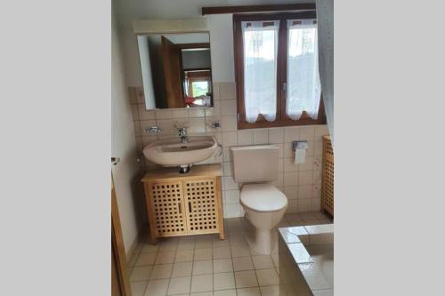 łazienka z toaletą i umywalką w obiekcie Half chalet with garden & balcony - 4' to the lake w mieście Laax