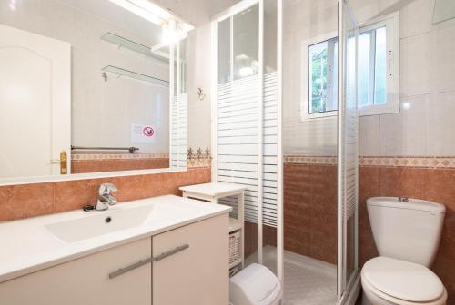 トレモリノスにあるChalet Palacio Valdesのバスルーム(トイレ、洗面台、シャワー付)