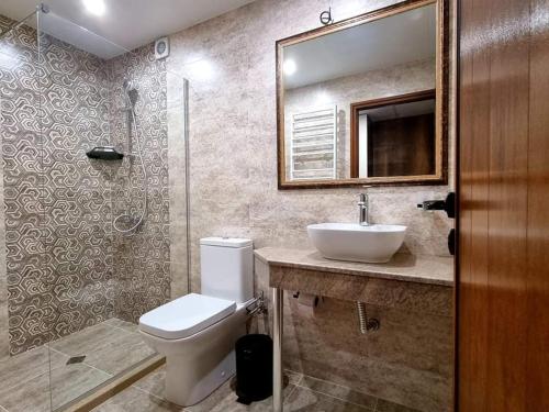 La salle de bains est pourvue de toilettes, d'un lavabo et d'une douche. dans l'établissement Семеен Хотел Берое, à Stara Zagora