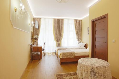 um quarto com uma cama e uma grande janela em Aparthotel Grodzka 21 em Cracóvia