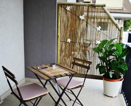 une table et des chaises sur un balcon avec une plante dans l'établissement Sogni D'Oro - Guest House, à Pineto