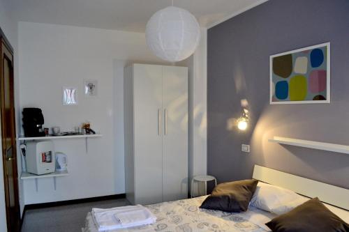 - une chambre avec un lit et un mur blanc dans l'établissement Sogni D'Oro - Guest House, à Pineto