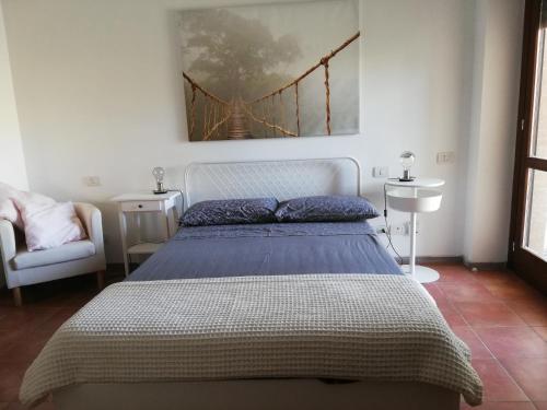 una camera con un letto e un dipinto a ponte sul muro di Lucrezia Romana apartament new - Cinecittà-Capannelle a Roma