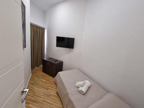 a room with a bed with white towels on it at BARBAJA SUITES IN STREET TOLEDO 205 in Naples