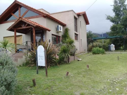 メルロにあるHotel posada barrancas del solの前に看板がある家