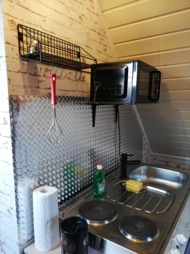 a kitchen counter with a sink and a microwave at Ochsenhof in Feuchtwangen