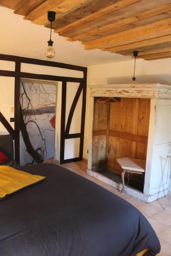 - une chambre avec un lit et un mur en bois dans l'établissement Bois & Repos, à Malmedy