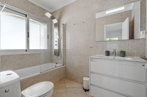 Bilik mandi di Wonderful villa in Sueño Azul with private pool
