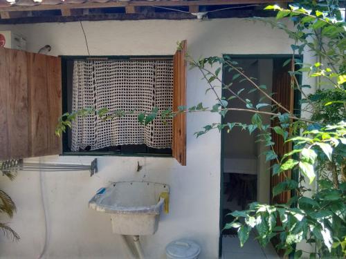 a sink in the side of a building with a window at Casa da Dona Dita in Paraty