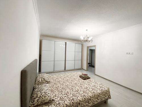 ドニプロにあるMost City Area De-Lux Apartmentの白い部屋のベッドルーム1室(ベッド1台付)