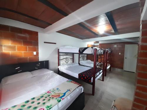 1 Schlafzimmer mit 2 Etagenbetten in einem Zimmer in der Unterkunft FINCA CORENAS in La Cumbre