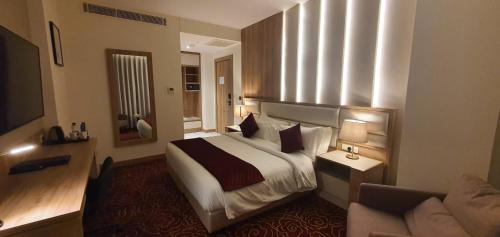 een hotelkamer met een bed en een bank bij Lilac Hotel - Amman in Amman
