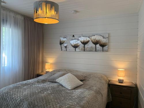 Säng eller sängar i ett rum på Elegant villa on the shore of Lake Saimaa