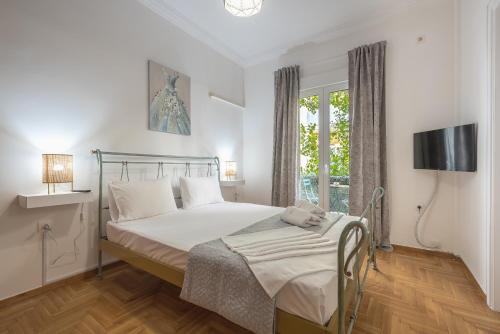 A bed or beds in a room at Athens Bright Suite by CloudKeys