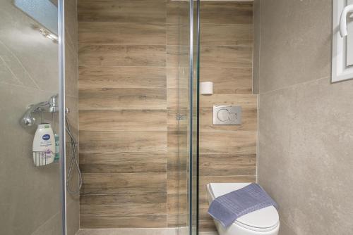 A bathroom at Athens Bright Suite by CloudKeys
