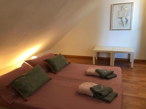 Bett mit grünen Kissen auf einem Zimmer in der Unterkunft Up To Sky - Appartment With Terrace in Mailand