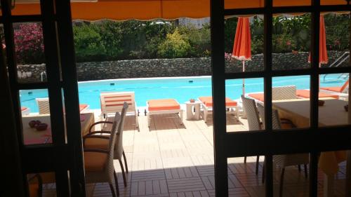 プラヤ・デル・イングレスにあるClub Canarioの窓からスイミングプールの景色を望めます。