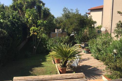 Ein Garten an der Unterkunft Monolocale Samira