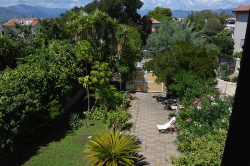 eine Aussicht über einen Garten mit Bäumen und Sträuchern in der Unterkunft Monolocale Samira in Àrbatax