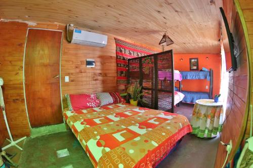 ein Schlafzimmer mit einem Bett in einem Zimmer in der Unterkunft Casita del arbol Hostel in San Salvador de Jujuy